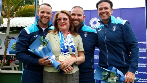 Los hermanos Brol junto a su señora madre en Juegos Centroamericanos 2025