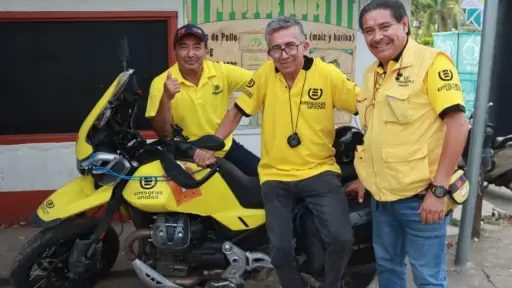 Kike Rodríguez, Marco Tulio Ipuerto y Fredy López en la unidad motorizada de la Vuelta a Guatemala 2025