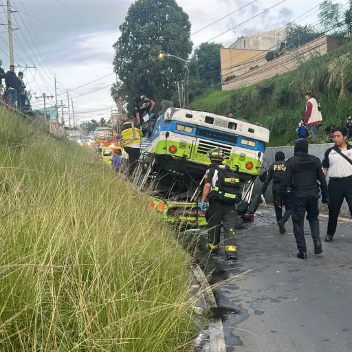 El bus quedó volcado cerca del puente Tinco y unas 30 personas resultaron heridas. ,Bomberos Voluntarios