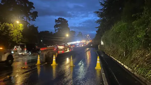 Los trabajadores de la Municipalidad de Santa Catarina Pinula removieron el deslizamiento durante la madrugada. ,Municipalidad de Santa Catarina Pinula.