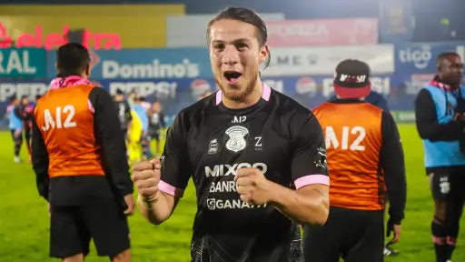 Jeshua Urízar festeja en el Mario Camposeco el liderato mixqueño