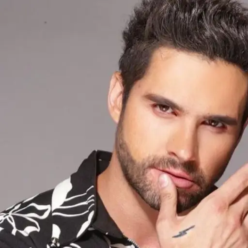 Eleazar Gómez ,Redes sociales