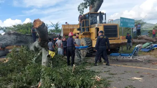 Bomberos trabajan para rescatar los cuatro cuerpos. ,Foto Bomberos Municipales Departamentales