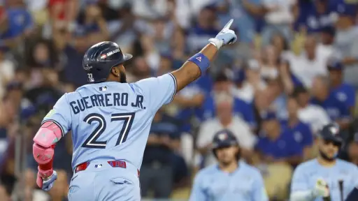 Vladimir Guerrero, primera base de los Azulejos de Toronto, saluda a la afición tras conectar un jonrón en el cuarto juego de la Serie Mundial