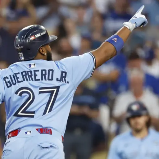 Vladimir Guerrero, primera base de los Azulejos de Toronto, saluda a la afición tras conectar un jonrón en el cuarto juego de la Serie Mundial