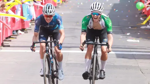 El colombiano Yeison Reyes, del Orgullo Paisa, ganó la sexta etapa de la Vuelta a Guatemala en un cierre de photo finish - Alex Meoño