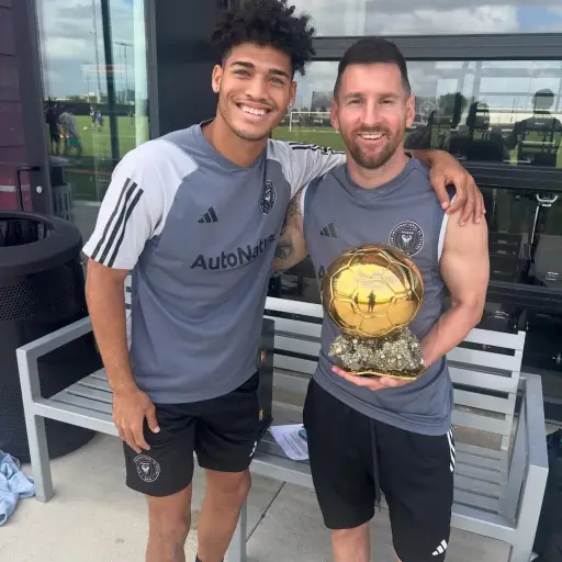 Dairon Reyes, nuevo jugador de Comunicaciones, junto a Leo Messi - instagram @daironreyess