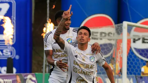 Celebración de Lynner García ante Cobán Imperial - instagram @cremasoficial