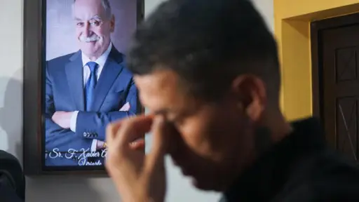 Una persona reacciona en el funeral del técnico español Xabier Azkargorta en Santa Cruz (Bolivia). 