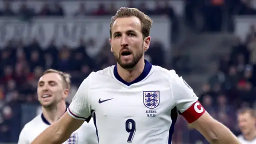 El delantero Harry Kane celebra un gol durante el partido de clasificación que han jugado Albania e Inglaterra en Tirana, Albania.