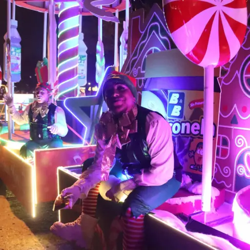 Los colores tradicionales de la época se mezclaron con los sonidos, olores y sabores de la marca B&B. ,Álex Meoño.