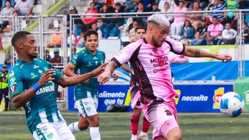 Nicolás Martínez sigue al frente de la tabla de goleadores del Apertura 2025