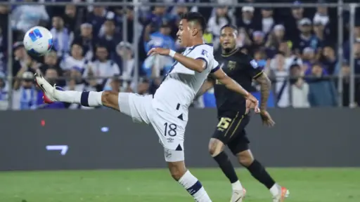 Óscar Santis en una acción de juego ante Panamá 