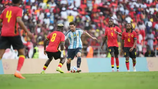 Lionel Messi durante el juego en Luanda