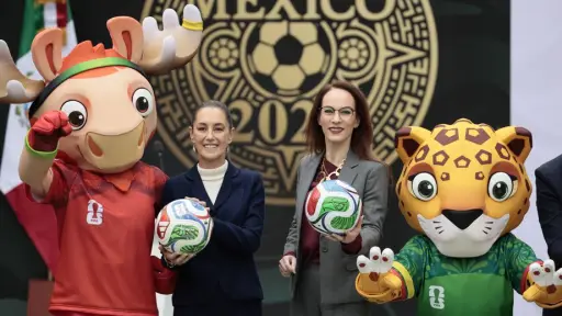 La presidenta de México Claudia Sheibaum posa con las mascotas de la Copa Mundial de la FIFA 2026. 
