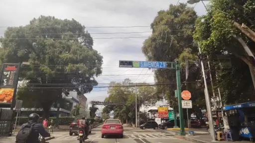 Uno de los semáforos sin funcionar en la zona 9 capitalina el martes 11 de noviembre de 2025. ,Cortesía