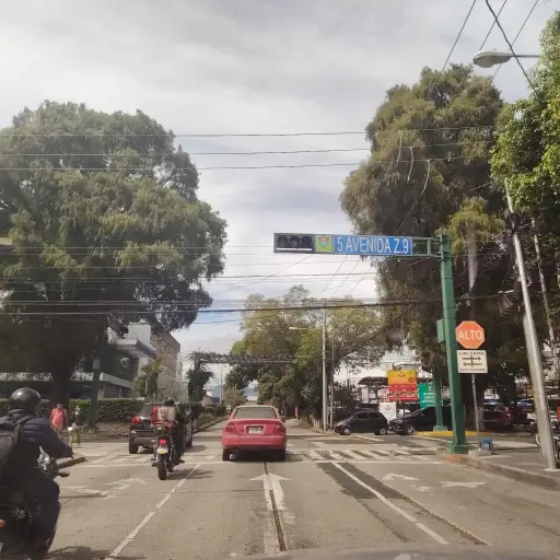 Uno de los semáforos sin funcionar en la zona 9 capitalina el martes 11 de noviembre de 2025. ,Cortesía