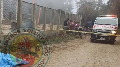 El cuerpo fue abandonado en una carretera del caserío Joloncont, aldea el Carrizal, San Raymundo. ,Bomberos Voluntarios