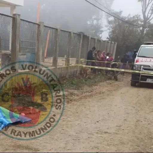 El cuerpo fue abandonado en una carretera del caserío Joloncont, aldea el Carrizal, San Raymundo. ,Bomberos Voluntarios