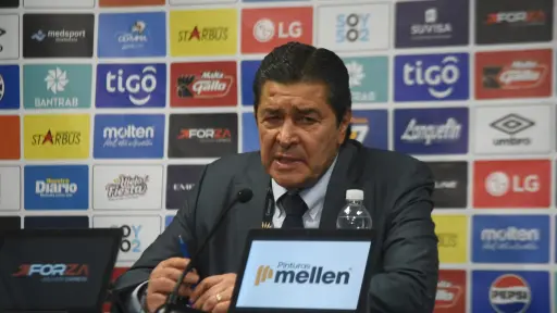 Luis Fernando Tena, técnico de la Selección de Guatemala - Omar Solís
