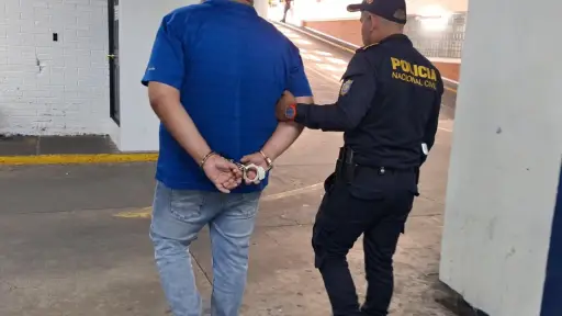 El automovilista señalado de disparar a un motorista en la zona 4 fue capturado. ,PNC