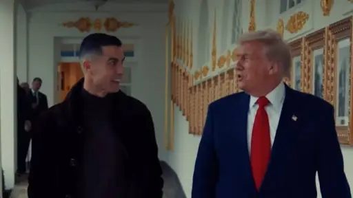 Cristiano Ronaldo camina junto a Trump en la Casa Blanca. ,Captura de pantalla video Casa Blanca..