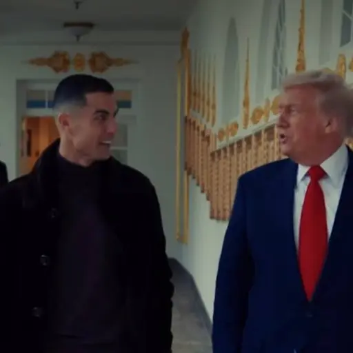 Cristiano Ronaldo camina junto a Trump en la Casa Blanca. ,Captura de pantalla video Casa Blanca..