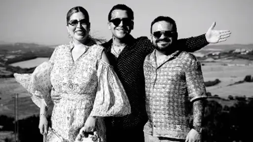 Nodal y sus papás ,Instagram