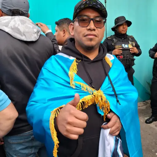 Alan Ibáñez, de Canalitos, zona 24, fue el primer aficionado en comprar su boleto - Alex Meoño