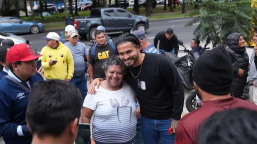 Salvador Estrada es recibido por los aficionados de la Selección Nacional afuera de las instalaciones de la Federación de Futbol de Guatemala 