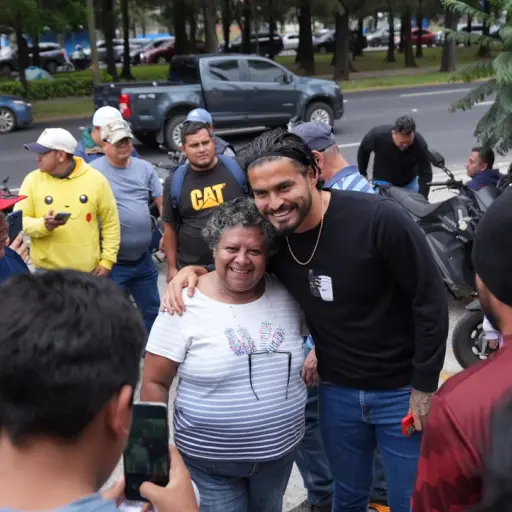 Salvador Estrada es recibido por los aficionados de la Selección Nacional afuera de las instalaciones de la Federación de Futbol de Guatemala 