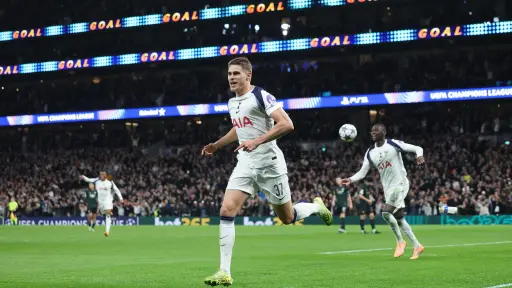 Micky van de Ven marcó un golazo ante Copenhague