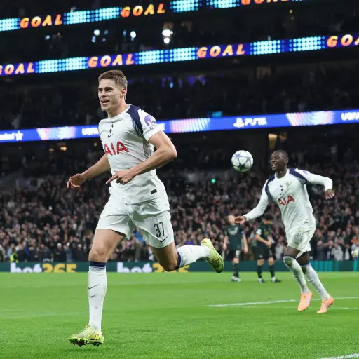 Micky van de Ven marcó un golazo ante Copenhague