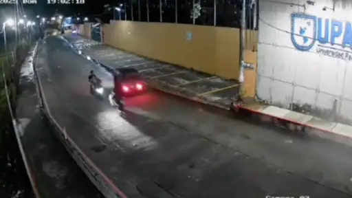 Video revela momento exacto del choque de motociclistas en Retalhuleu. ,Captura de pantalla video X.