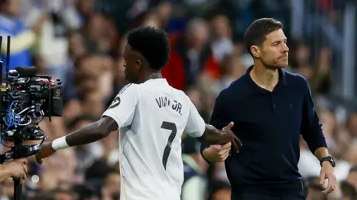 Vinícius mostró su enojo con Xabi durante el clásico español recientemente disputado 