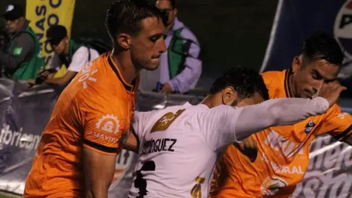 Marco Domínguez en la acción que causó polémica el sábado pasado 