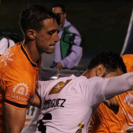 Marco Domínguez en la acción que causó polémica el sábado pasado 