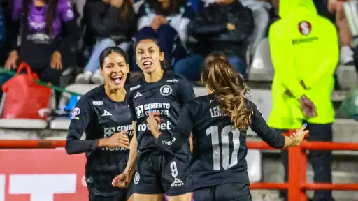 Ana Lucía Martínez celebra su gol ante el Pachuca - Cruz Azul