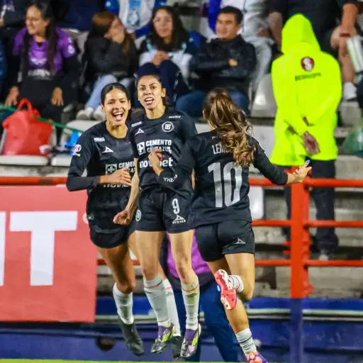 Ana Lucía Martínez celebra su gol ante el Pachuca - Cruz Azul