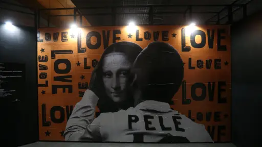Montaje gráfico de Pelé con la Gioconda que se exhibe en el Museo Pelé, situado en la ciudad brasileña de Santos , EFE/ Guilherme Dionizio