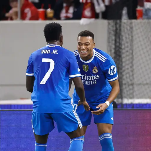 Celebración de Kylian Mbappé con Vinícius Jr. - Real Madrid