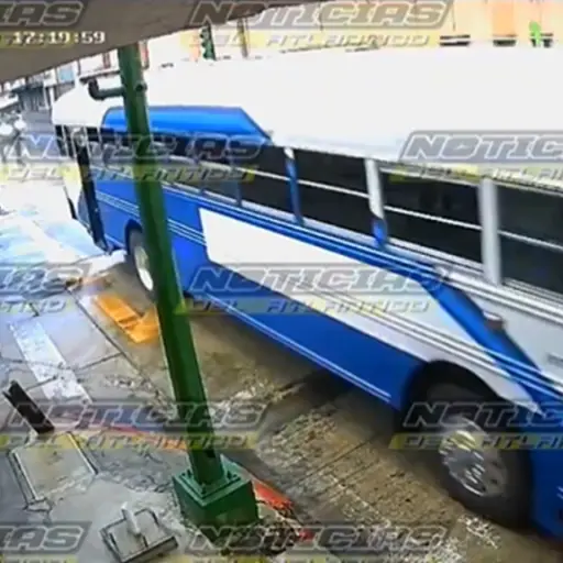 Accidente de motorista en zona 1. ,Captura de pantalla video X.