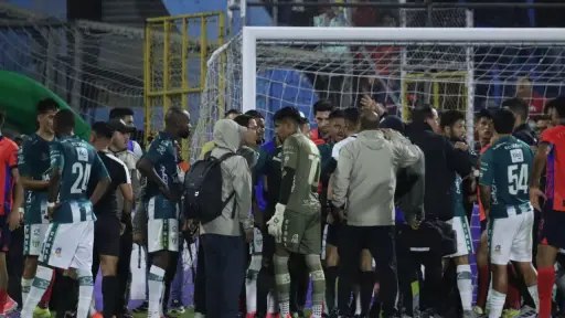 Conato de bronca entre jugadores de Municipal y Antigua GFC - Alex Meoño