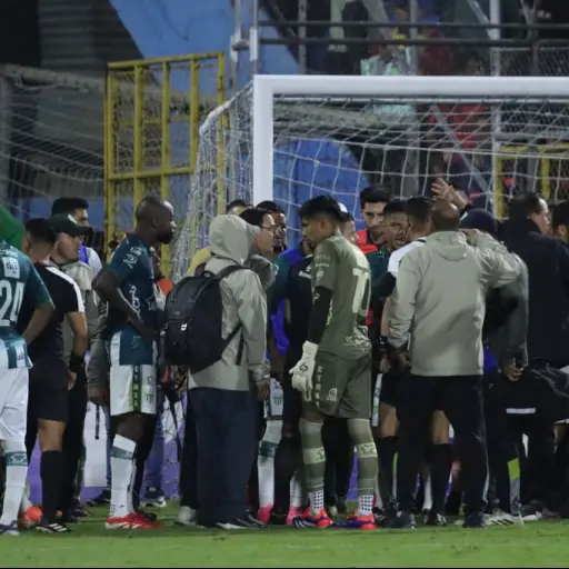 Conato de bronca entre jugadores de Municipal y Antigua GFC - Alex Meoño
