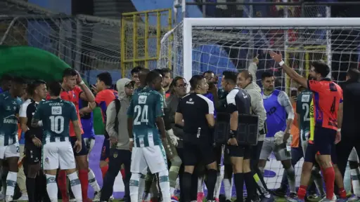 Conato de bronca en el partido entre Municipal y Antigua GFC - Alex Meoño