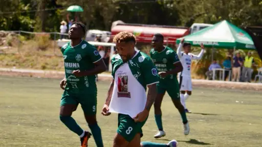 Jonathan Romero celebrando el primer gol de Nueva Santa Rosa. 