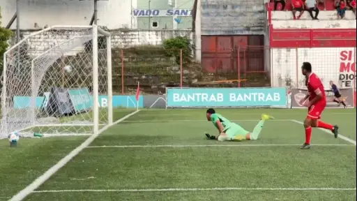 Momento del fallo de Fredy Pérez que terminó en gol de Ángel López 