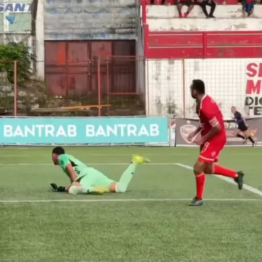 Momento del fallo de Fredy Pérez que terminó en gol de Ángel López 