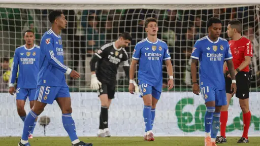 La decepción de los jugadores del Real Madrid tras el empate ante Elche - EFE