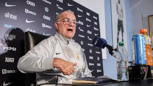 Marcelo Bielsa se dirigió ayer a todo el Uruguay mediante una conferencia de prensa 